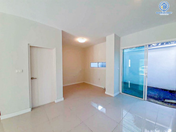 *****ทาวน์โฮม 3 ชั้นมือสอง โครงการ ซิกเนเจอร์ รามอินทรา เนื้อที่ 20.50 ตร.ว. ฟังก์ชัน 3 ห้องนอน 3 ห้องน้ำ 1 ที่จอดรถ พร้อมเข้าอยู่ บนทำเลเดินทางสะดวก เชื่อมต่อถนนเลียบคลองสอง ถนนหทัยราษฎร์ ถนนปัญญาอินทรา ใกล้รถไฟฟ้าสายสีชมพู "สถานีบางชัน" และจุดขึ้นทางด่วน "วงแหวนกาญจนาภิเษก"