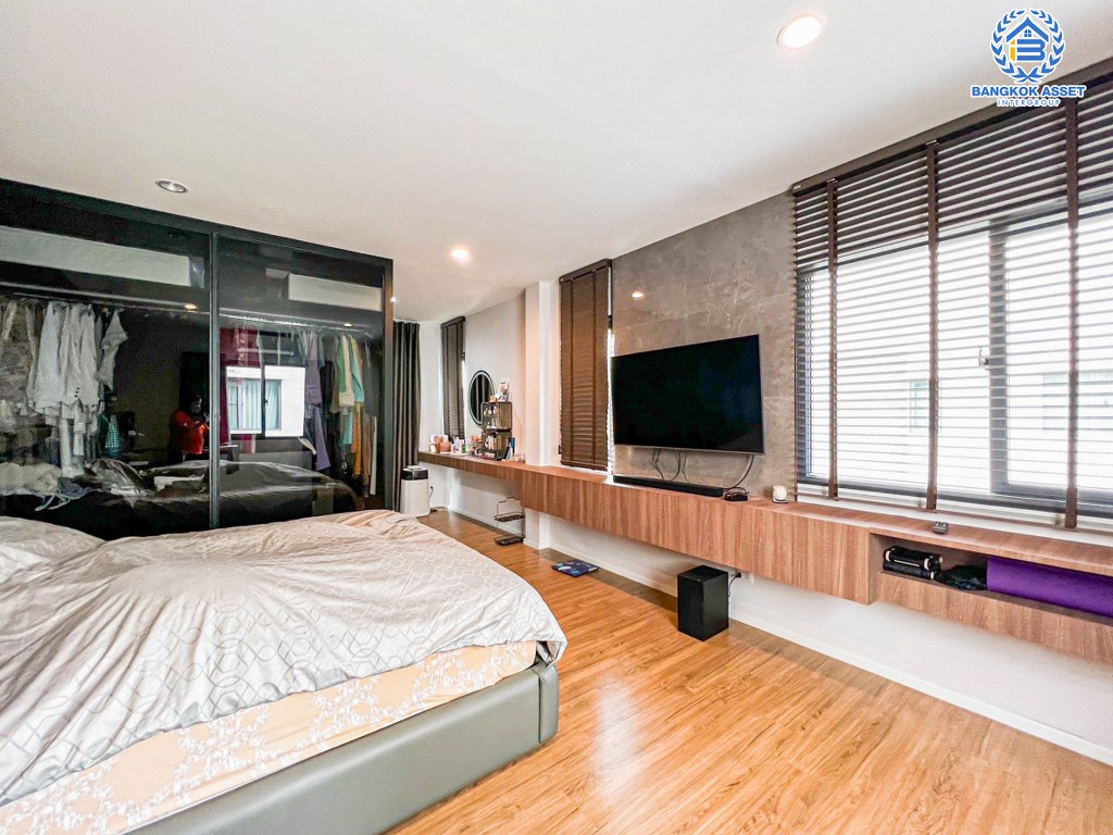 *****บ้านแฝด 3 ชั้นมือสอง โครงการ บ้านกลางเมือง The Edition สุขสวัสดิ์-พระราม3 เนื้อที่กว้าง 43.30 ตร.ว. ฟังก์ชัน 4 ห้องนอน 4 ห้องน้ำ 3 ที่จอดรถ บ้านหลังใหญ่ ตกแต่งครบพร้อมเข้าอยู่ บนทำเลดี เชื่อมต่อถนนสุขสวัสดิ์ ถนนประชาอุทิศ ถนนพระราม2  ใกล้จุดขึ้นทางด่วน "เฉลิมมหานคร"