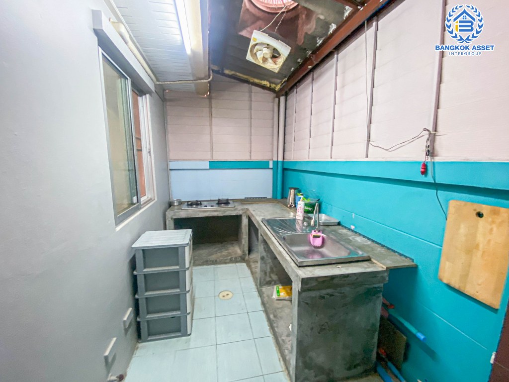 ทาวน์เฮ้าส์มือสอง โครงการ เดอะวิลล่า รัตนาธิเบศร์ เนื้อที่กว้าง 18 ตร.ว. ฟังก์ชัน 3 ห้องนอน 2 ห้องน้ำ 2 ที่จอดรถ ภายในเหมือนใหม่ พร้อมเข้าอยู่ บนทำเลใกล้เมือง เชื่อมต่อถนนรัตนาธิเบศร์ ถนนชัยพฤกษ์ ถนนสนามบินน้ำ ใกล้รถไฟฟ้าสายสีม่วง "สถานีบางรักน้อยท่าอิฐ" และจุดขึ้นทางด่วน "ศรีรัช"...