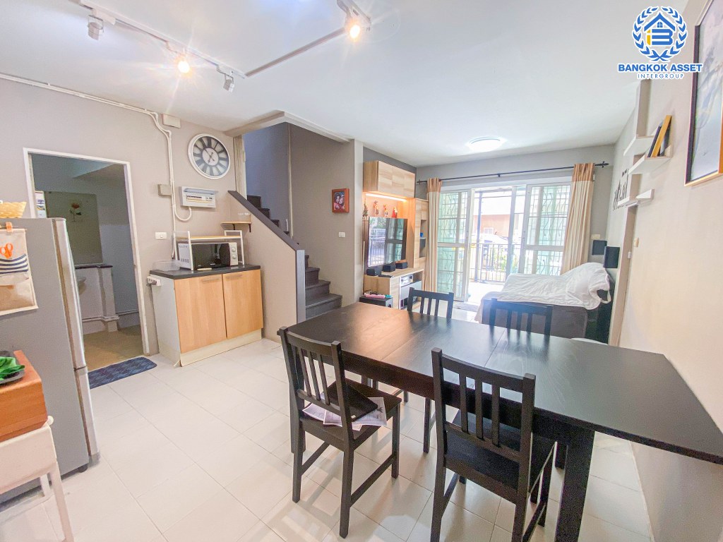 ทาวน์เฮ้าส์มือสอง โครงการ เดอะวิลล่า รัตนาธิเบศร์ เนื้อที่กว้าง 18 ตร.ว. ฟังก์ชัน 3 ห้องนอน 2 ห้องน้ำ 2 ที่จอดรถ ภายในเหมือนใหม่ พร้อมเข้าอยู่ บนทำเลใกล้เมือง เชื่อมต่อถนนรัตนาธิเบศร์ ถนนชัยพฤกษ์ ถนนสนามบินน้ำ ใกล้รถไฟฟ้าสายสีม่วง "สถานีบางรักน้อยท่าอิฐ" และจุดขึ้นทางด่วน "ศรีรัช"...