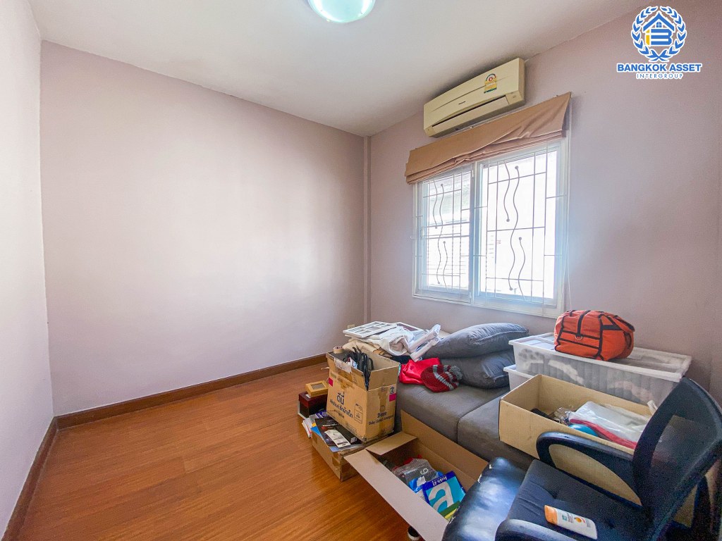 ทาวน์เฮ้าส์มือสอง โครงการ เดอะวิลล่า รัตนาธิเบศร์ เนื้อที่กว้าง 18 ตร.ว. ฟังก์ชัน 3 ห้องนอน 2 ห้องน้ำ 2 ที่จอดรถ ภายในเหมือนใหม่ พร้อมเข้าอยู่ บนทำเลใกล้เมือง เชื่อมต่อถนนรัตนาธิเบศร์ ถนนชัยพฤกษ์ ถนนสนามบินน้ำ ใกล้รถไฟฟ้าสายสีม่วง "สถานีบางรักน้อยท่าอิฐ" และจุดขึ้นทางด่วน "ศรีรัช"...