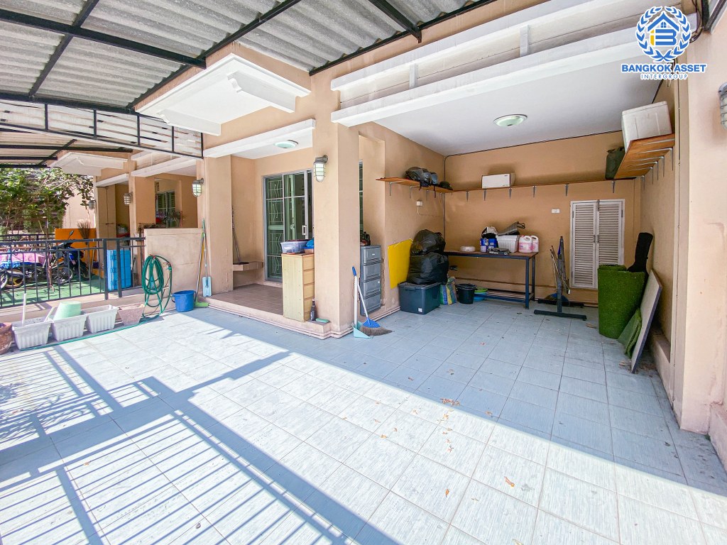 ทาวน์เฮ้าส์มือสอง โครงการ เดอะวิลล่า รัตนาธิเบศร์ เนื้อที่กว้าง 18 ตร.ว. ฟังก์ชัน 3 ห้องนอน 2 ห้องน้ำ 2 ที่จอดรถ ภายในเหมือนใหม่ พร้อมเข้าอยู่ บนทำเลใกล้เมือง เชื่อมต่อถนนรัตนาธิเบศร์ ถนนชัยพฤกษ์ ถนนสนามบินน้ำ ใกล้รถไฟฟ้าสายสีม่วง "สถานีบางรักน้อยท่าอิฐ" และจุดขึ้นทางด่วน "ศรีรัช"...