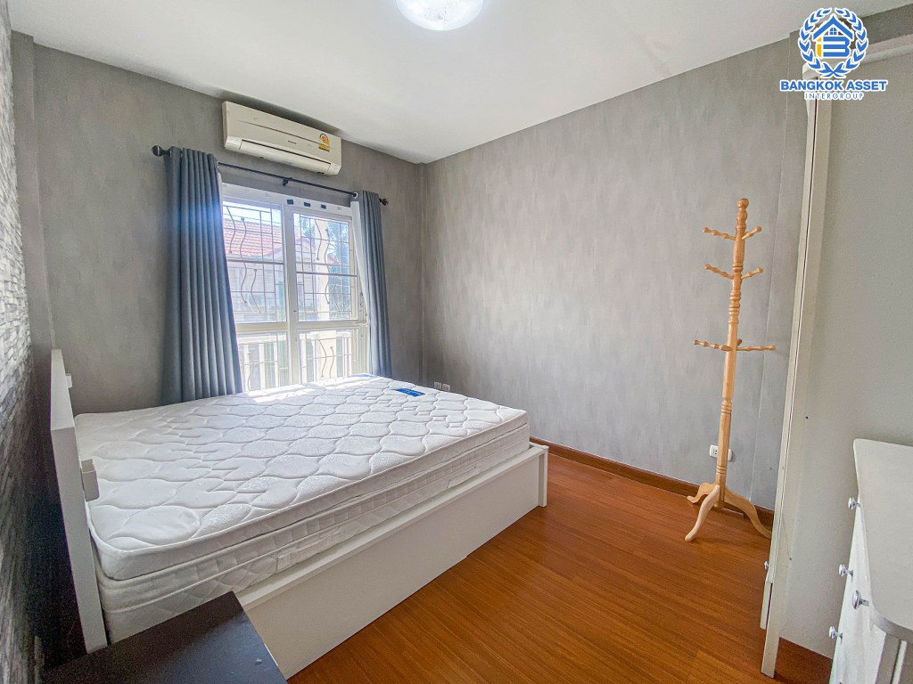 ทาวน์เฮ้าส์มือสอง โครงการ เดอะวิลล่า รัตนาธิเบศร์ เนื้อที่กว้าง 18 ตร.ว. ฟังก์ชัน 3 ห้องนอน 2 ห้องน้ำ 2 ที่จอดรถ ภายในเหมือนใหม่ พร้อมเข้าอยู่ บนทำเลใกล้เมือง เชื่อมต่อถนนรัตนาธิเบศร์ ถนนชัยพฤกษ์ ถนนสนามบินน้ำ ใกล้รถไฟฟ้าสายสีม่วง "สถานีบางรักน้อยท่าอิฐ" และจุดขึ้นทางด่วน "ศรีรัช"...