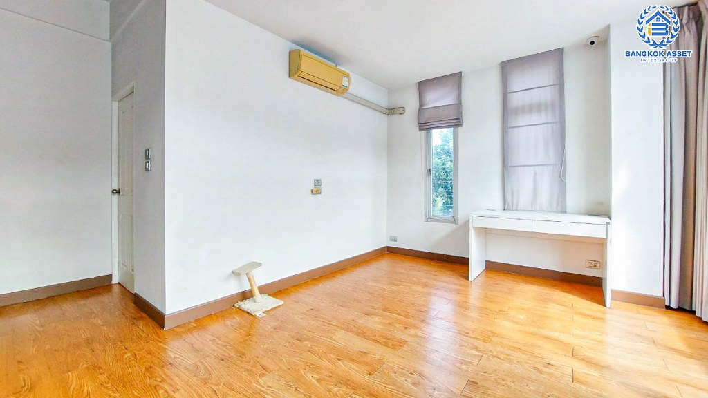 *****ทาวน์โฮม 3 ชั้นมือสอง โครงการ แกรนด์วิลล์ เออร์บานิสท์ ลาดพร้าว หลังมุม เนื้อที่ 34 ตร.ว. ฟังก์ชัน 3 ห้องนอน 3 ห้องน้ำ 2 ที่จอดรถ บนทำเลดี เชื่อมต่อถนนเกษตร-นวมินทร์ ถนนลาดพร้าว ถนนรัชดาภิเษก ใกล้รถไฟฟ้าสายสีเหลือง "สถานีลาดพร้าว101" และจุดขึ้นทางด่วน "รามอินทรา"