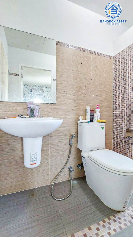 *****ทาวน์โฮม 3 ชั้นมือสอง โครงการ แกรนด์วิลล์ เออร์บานิสท์ ลาดพร้าว หลังมุม เนื้อที่ 34 ตร.ว. ฟังก์ชัน 3 ห้องนอน 3 ห้องน้ำ 2 ที่จอดรถ บนทำเลดี เชื่อมต่อถนนเกษตร-นวมินทร์ ถนนลาดพร้าว ถนนรัชดาภิเษก ใกล้รถไฟฟ้าสายสีเหลือง "สถานีลาดพร้าว101" และจุดขึ้นทางด่วน "รามอินทรา"