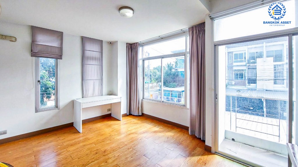 *****ทาวน์โฮม 3 ชั้นมือสอง โครงการ แกรนด์วิลล์ เออร์บานิสท์ ลาดพร้าว หลังมุม เนื้อที่ 34 ตร.ว. ฟังก์ชัน 3 ห้องนอน 3 ห้องน้ำ 2 ที่จอดรถ บนทำเลดี เชื่อมต่อถนนเกษตร-นวมินทร์ ถนนลาดพร้าว ถนนรัชดาภิเษก ใกล้รถไฟฟ้าสายสีเหลือง "สถานีลาดพร้าว101" และจุดขึ้นทางด่วน "รามอินทรา"