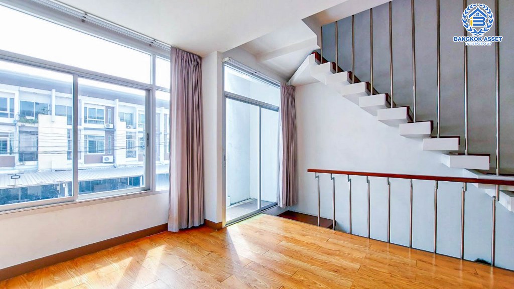 *****ทาวน์โฮม 3 ชั้นมือสอง โครงการ แกรนด์วิลล์ เออร์บานิสท์ ลาดพร้าว หลังมุม เนื้อที่ 34 ตร.ว. ฟังก์ชัน 3 ห้องนอน 3 ห้องน้ำ 2 ที่จอดรถ บนทำเลดี เชื่อมต่อถนนเกษตร-นวมินทร์ ถนนลาดพร้าว ถนนรัชดาภิเษก ใกล้รถไฟฟ้าสายสีเหลือง "สถานีลาดพร้าว101" และจุดขึ้นทางด่วน "รามอินทรา"