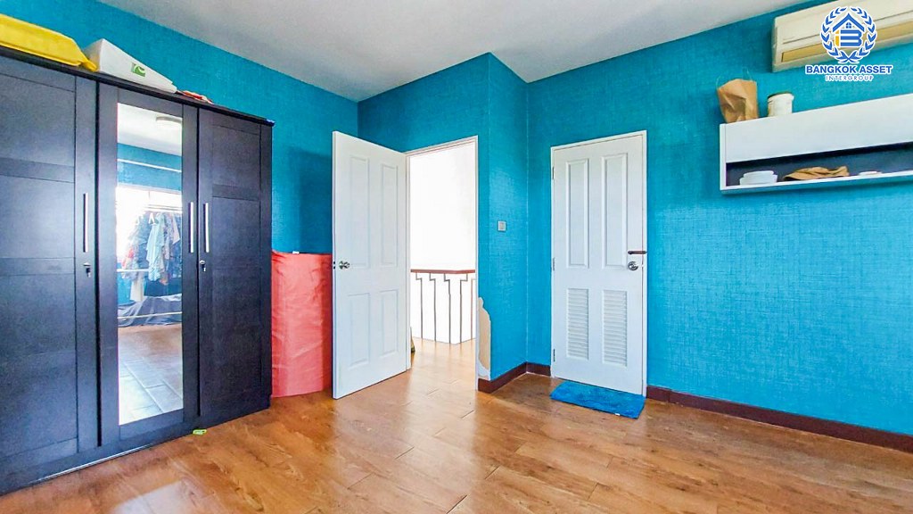 *****ทาวน์โฮม 3 ชั้นมือสอง โครงการ แกรนด์วิลล์ เออร์บานิสท์ ลาดพร้าว หลังมุม เนื้อที่ 34 ตร.ว. ฟังก์ชัน 3 ห้องนอน 3 ห้องน้ำ 2 ที่จอดรถ บนทำเลดี เชื่อมต่อถนนเกษตร-นวมินทร์ ถนนลาดพร้าว ถนนรัชดาภิเษก ใกล้รถไฟฟ้าสายสีเหลือง "สถานีลาดพร้าว101" และจุดขึ้นทางด่วน "รามอินทรา"