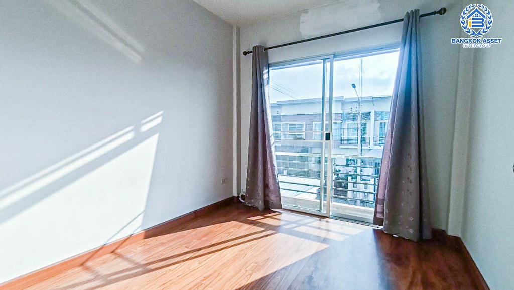 *****ทาวน์เฮ้าส์มือสอง โครงการ โนโว วิลล์ วงแหวน-บางใหญ่ หลังมุม เนื้อที่ 28.50 ตร.ว. ฟังก์ชัน 3 ห้องนอน 2 ห้องน้ำ ภายในเหมือนใหม่ พร้อมเข้าอยู่ได้ทันที บนทำเลเดนทางสะดวก เชื่อมต่อถนนสะพานนนทบุรี-บางบัวทอง(345) ถนนกาญจนาภิเษก ถนนราชพฤกษ์ ใกล้ห้างสรรพสินค้าเซ็นทรัล เวสต์เกต