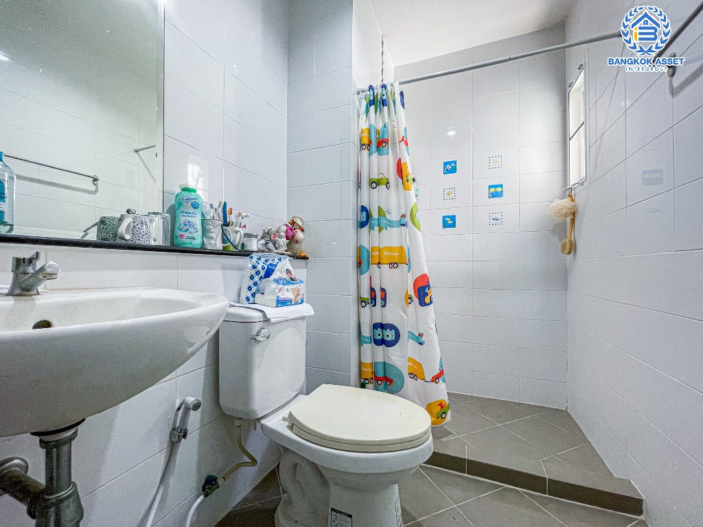 *****ทาวน์โฮม 3 ชั้นมือสอง โครงการ เดอะเมทโทร รัตนาธิเบศร์ เนื้อที่กว้าง 18.80 ตร.ว. ฟังก์ชัน 3 ห้องนอน 3 ห้องน้ำ 2 ที่จอดรถ บ้านสภาพดี พื้นที่ใช้สอยกว้างขวาง บนทำเลเดินทางสะดวก เชื่อมต่อถนนรัตนาธิเบศร์ ถนนราชพฤกษ์  ใกล้รถไฟฟ้าสายสีม่วง "สถานีไทรม้า" และห้างสรรพสินค้าเซ็นทรัลเวสต์เกต