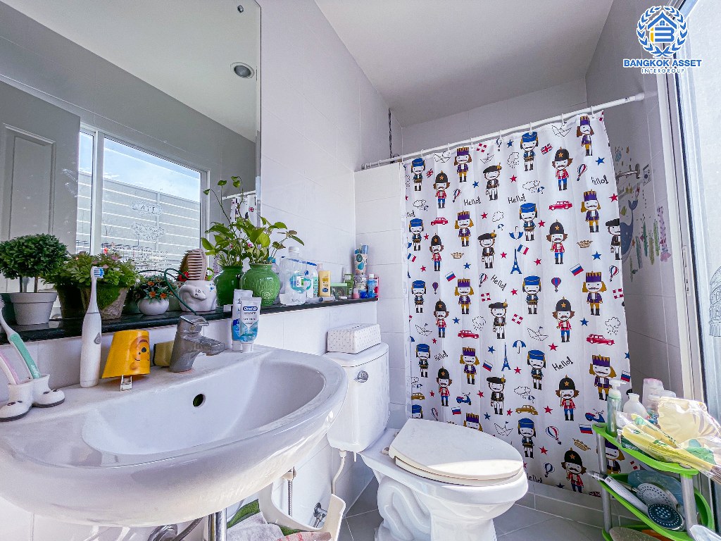 *****ทาวน์โฮม 3 ชั้นมือสอง โครงการ เดอะเมทโทร รัตนาธิเบศร์ เนื้อที่กว้าง 18.80 ตร.ว. ฟังก์ชัน 3 ห้องนอน 3 ห้องน้ำ 2 ที่จอดรถ บ้านสภาพดี พื้นที่ใช้สอยกว้างขวาง บนทำเลเดินทางสะดวก เชื่อมต่อถนนรัตนาธิเบศร์ ถนนราชพฤกษ์  ใกล้รถไฟฟ้าสายสีม่วง "สถานีไทรม้า" และห้างสรรพสินค้าเซ็นทรัลเวสต์เกต