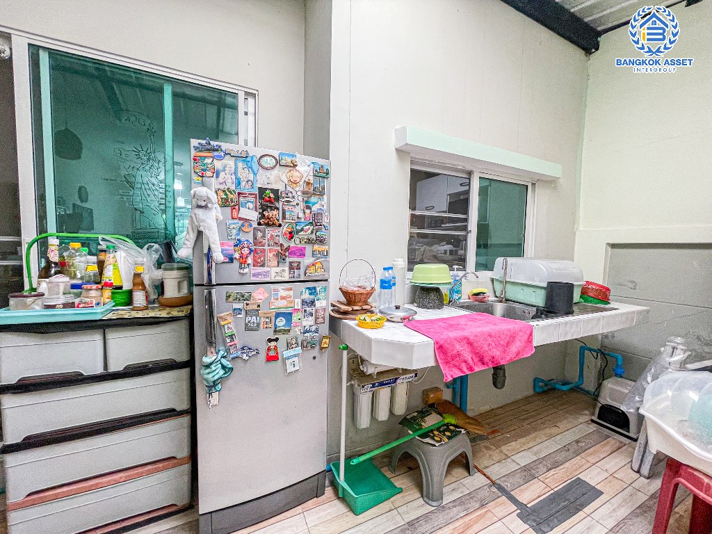 *****ทาวน์โฮม 3 ชั้นมือสอง โครงการ เดอะเมทโทร รัตนาธิเบศร์ เนื้อที่กว้าง 18.80 ตร.ว. ฟังก์ชัน 3 ห้องนอน 3 ห้องน้ำ 2 ที่จอดรถ บ้านสภาพดี พื้นที่ใช้สอยกว้างขวาง บนทำเลเดินทางสะดวก เชื่อมต่อถนนรัตนาธิเบศร์ ถนนราชพฤกษ์  ใกล้รถไฟฟ้าสายสีม่วง "สถานีไทรม้า" และห้างสรรพสินค้าเซ็นทรัลเวสต์เกต