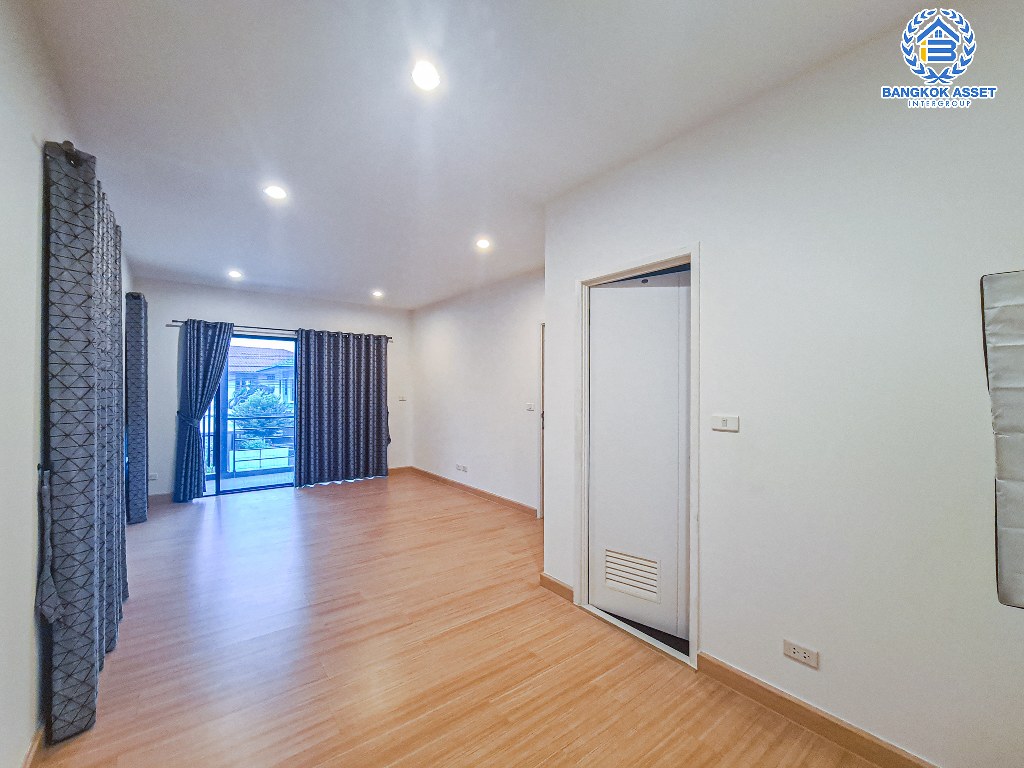 *****บ้านเดี่ยวมือสอง โครงการ ดีไลท์ รัตนาธิเบศร์-ท่าอิฐ หลังมุม เนื้อที่กว้าง 56.90  ตร.ว. ฟังก์ชัน 3 ห้องนอน 3 ห้องน้ำ 2 ที่จอดรถ บ้านเหมือนใหม่ เจ้าของเดิมดูแลอย่างดี โครงการบนทำเลเดินทางสะดวก เชื่อมต่อถนนรัตนาธิเบศร์  ใกล้รถไฟฟ้าสายสีม่วง "สถานีบางรักน้อยท่าอิฐ" และจุดขึ้นทางด่วน "ศรีรัช"