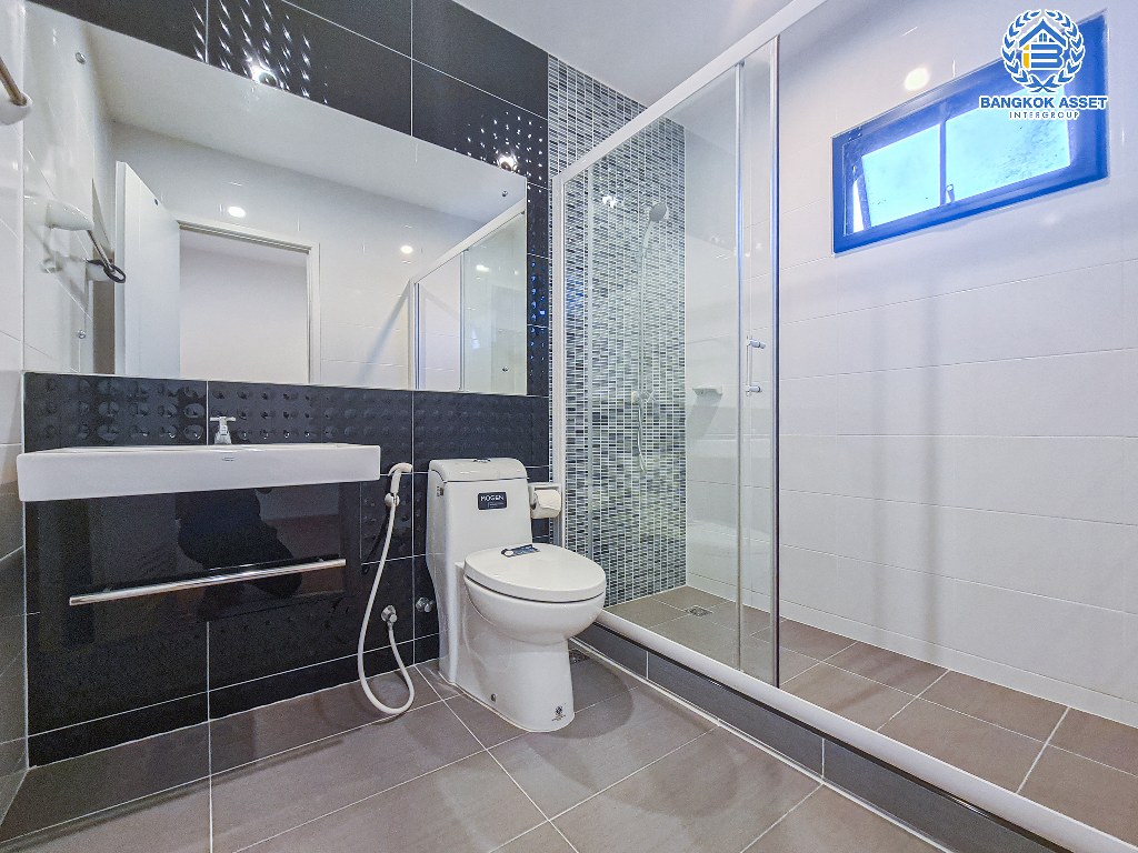 *****บ้านเดี่ยวมือสอง โครงการ ดีไลท์ รัตนาธิเบศร์-ท่าอิฐ หลังมุม เนื้อที่กว้าง 56.90  ตร.ว. ฟังก์ชัน 3 ห้องนอน 3 ห้องน้ำ 2 ที่จอดรถ บ้านเหมือนใหม่ เจ้าของเดิมดูแลอย่างดี โครงการบนทำเลเดินทางสะดวก เชื่อมต่อถนนรัตนาธิเบศร์  ใกล้รถไฟฟ้าสายสีม่วง "สถานีบางรักน้อยท่าอิฐ" และจุดขึ้นทางด่วน "ศรีรัช"