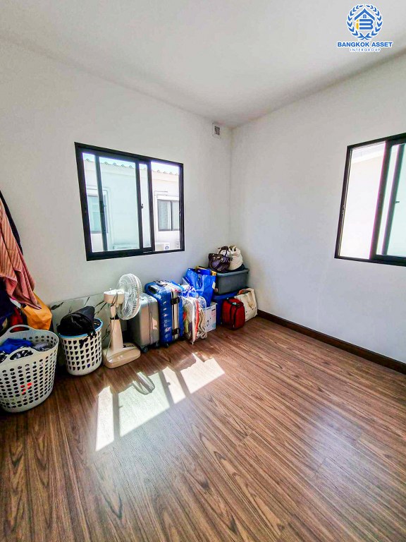 *****บ้านแฝดมือสอง โครงการ เดอะคอนเนค44 กาญจนาภิเษก-กันตนา เนื้อที่ 40.30 ตร.ว. ฟังก์ชัน 3 ห้องนอน 2 ห้องน้ำ 2 ที่จอดรถ บ้านสภาพดีเยี่ยม พร้อมเข้าอยู่ บนทำเลดี เชื่อมต่อถนนบางใหญ่-บางคูลัด ถนนกาญจนาภิเษก ถนนพิชัยเขต ใกล้เซ็นทรัลเวสต์เกต และจุดขึ้นทางด่วน "ศรีรัช"...