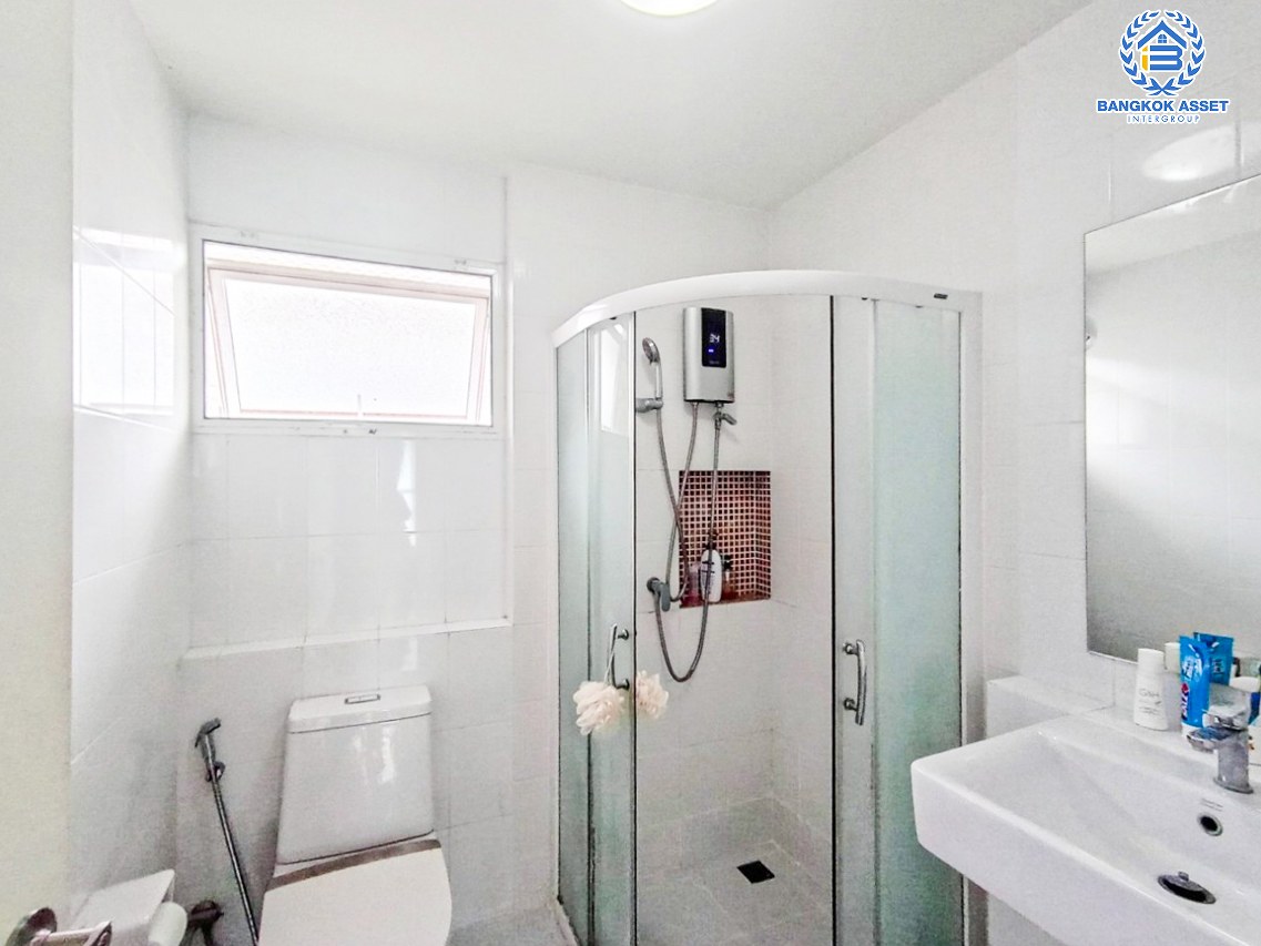 *****บ้านแฝดมือสองนนทบุรี โครงการ แกรนด์พลีโน่ รัตนาธิเบศร์ เนื้อที่กว้าง 36 ตร.ว. ฟังก์ชัน 4 ห้องนอน 2 ห้องน้ำ 2 ที่จอดรถ บ้านต่อเติมครบ ติดถนนเมน บนทำเลเดินทางสะดวก เชื่อมต่อถนนกาญจนาภิเษก, ถนนรัตนาธิเบศร์, ถนนราชพฤกษ์ ใกล้รถไฟฟ้าสายสีม่วง "สถานีบางพลู" ในราคาสุดคุ้ม!