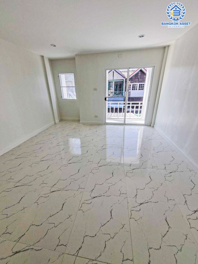 *****ทาวน์เฮ้าส์มือสองนนทบุรี โครงการ บางใหญ่ซิตี้ กาญจนาภิเษก เนื้อที่ 16 ตร.ว. ฟังก์ชัน 1 ห้องนอน 2 ห้องน้ำ 1 ที่จอดรถ บ้านพร้อมอยู่ บนทำเลแห่งการเดินทาง ใกล้เซ็นทรัลเวสต์เกต และรถไฟฟ้าสถานีสายสีม่วง "ตลาดบางใหญ่" และจุดขึ้นทางด่วน "ศรีรัช" จองเลย