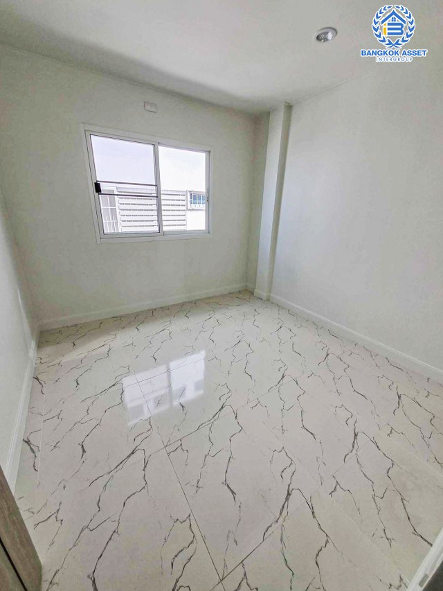 *****ทาวน์เฮ้าส์มือสองนนทบุรี โครงการ บางใหญ่ซิตี้ กาญจนาภิเษก เนื้อที่ 16 ตร.ว. ฟังก์ชัน 1 ห้องนอน 2 ห้องน้ำ 1 ที่จอดรถ บ้านพร้อมอยู่ บนทำเลแห่งการเดินทาง ใกล้เซ็นทรัลเวสต์เกต และรถไฟฟ้าสถานีสายสีม่วง "ตลาดบางใหญ่" และจุดขึ้นทางด่วน "ศรีรัช" จองเลย