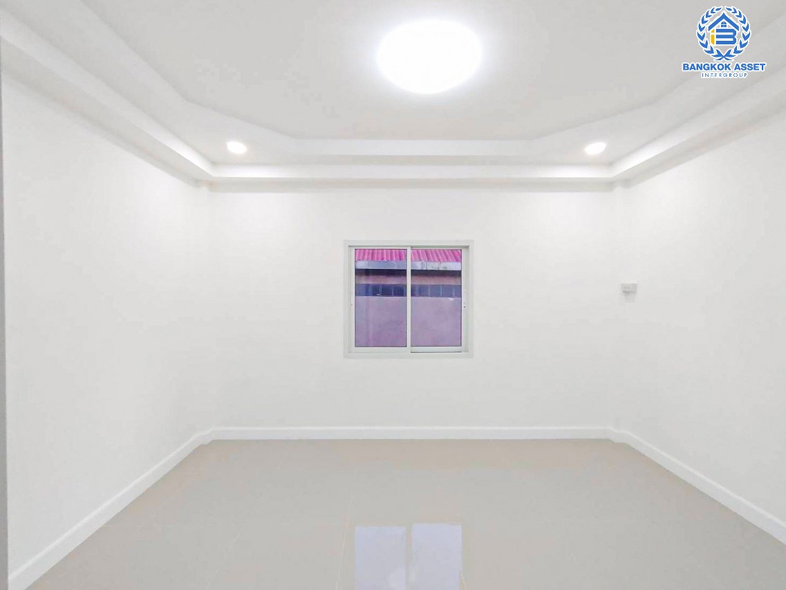 *****ทาวน์เฮ้าส์มือสองกรุงเทพมหานคร โครงการ พระปิ่น2 พุทธมณฑล สาย2 เนื้อที่กว้าง 25.2 ตร.ว. ฟังก์ชัน 2 ห้องนอน 2 ห้องน้ำ 2 ที่จอดรถ บ้านตกแต่งใหม่พร้อมอยู่ ปั๊มน้ำพร้อมแทงค์น้ำ บนทำเลแห่งการเดินทาง ใกล้จุดขึ้นทางด่วน "ศรีรัช"