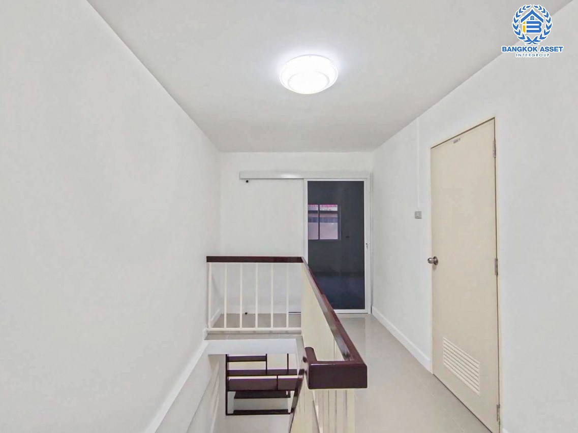 *****ทาวน์เฮ้าส์มือสองกรุงเทพมหานคร โครงการ พระปิ่น2 พุทธมณฑล สาย2 เนื้อที่กว้าง 25.2 ตร.ว. ฟังก์ชัน 2 ห้องนอน 2 ห้องน้ำ 2 ที่จอดรถ บ้านตกแต่งใหม่พร้อมอยู่ ปั๊มน้ำพร้อมแทงค์น้ำ บนทำเลแห่งการเดินทาง ใกล้จุดขึ้นทางด่วน "ศรีรัช"