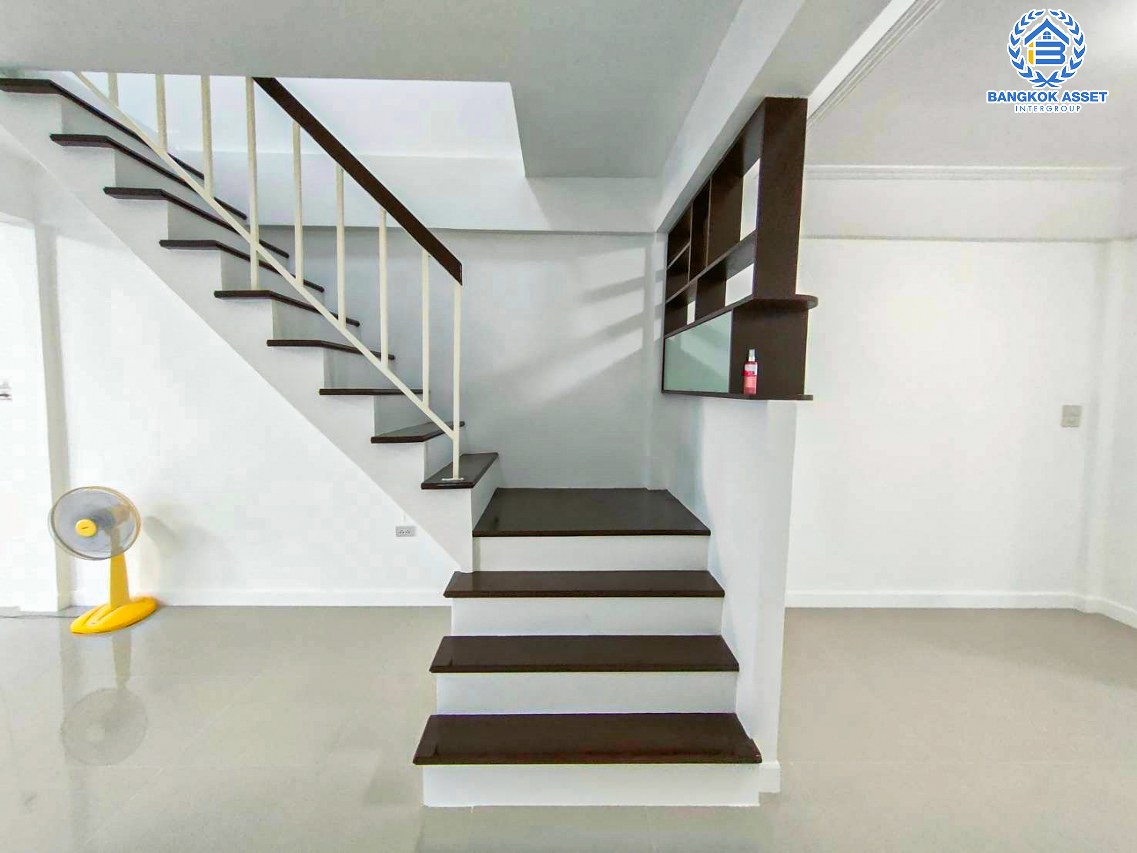 *****ทาวน์เฮ้าส์มือสองกรุงเทพมหานคร โครงการ พระปิ่น2 พุทธมณฑล สาย2 เนื้อที่กว้าง 25.2 ตร.ว. ฟังก์ชัน 2 ห้องนอน 2 ห้องน้ำ 2 ที่จอดรถ บ้านตกแต่งใหม่พร้อมอยู่ ปั๊มน้ำพร้อมแทงค์น้ำ บนทำเลแห่งการเดินทาง ใกล้จุดขึ้นทางด่วน "ศรีรัช"