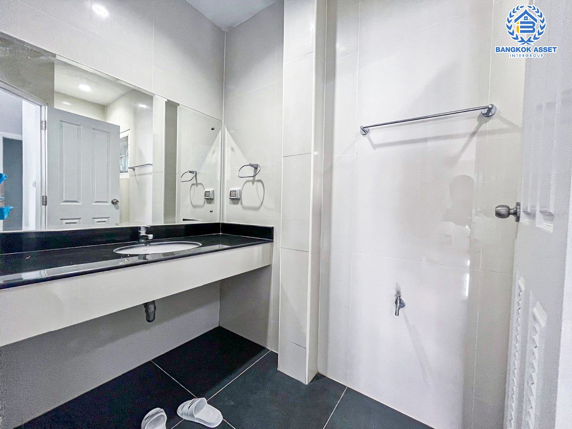 *****บ้านเดี่ยวมือสองนนทบุรี โครงการ รัชชา5 กาญจนาภิเษก หลังมุม! เนื้อที่กว้างขวางถึง 72.5 ตร.ว. ฟังก์ชัน 3 ห้องนอน 3 ห้องน้ำ 2 ที่จอดรถ บ้านสภาพสวย พร้อมเข้าอยู่ บนทำเลแห่งการเดินทาง เชื่อมต่อถนนกาญจนาภิเษก, ถนนรัตนาธิเบศร์, ถนนราชพฤกษ์ ใกล้รถไฟฟ้าสายสีม่วง "สถานีตลาดบางใหญ่"