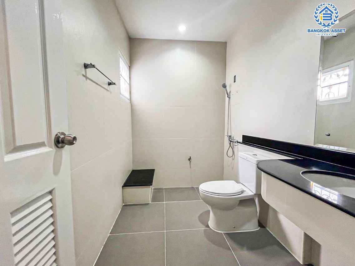 *****บ้านเดี่ยวมือสองนนทบุรี โครงการ รัชชา5 กาญจนาภิเษก หลังมุม! เนื้อที่กว้างขวางถึง 72.5 ตร.ว. ฟังก์ชัน 3 ห้องนอน 3 ห้องน้ำ 2 ที่จอดรถ บ้านสภาพสวย พร้อมเข้าอยู่ บนทำเลแห่งการเดินทาง เชื่อมต่อถนนกาญจนาภิเษก, ถนนรัตนาธิเบศร์, ถนนราชพฤกษ์ ใกล้รถไฟฟ้าสายสีม่วง "สถานีตลาดบางใหญ่"