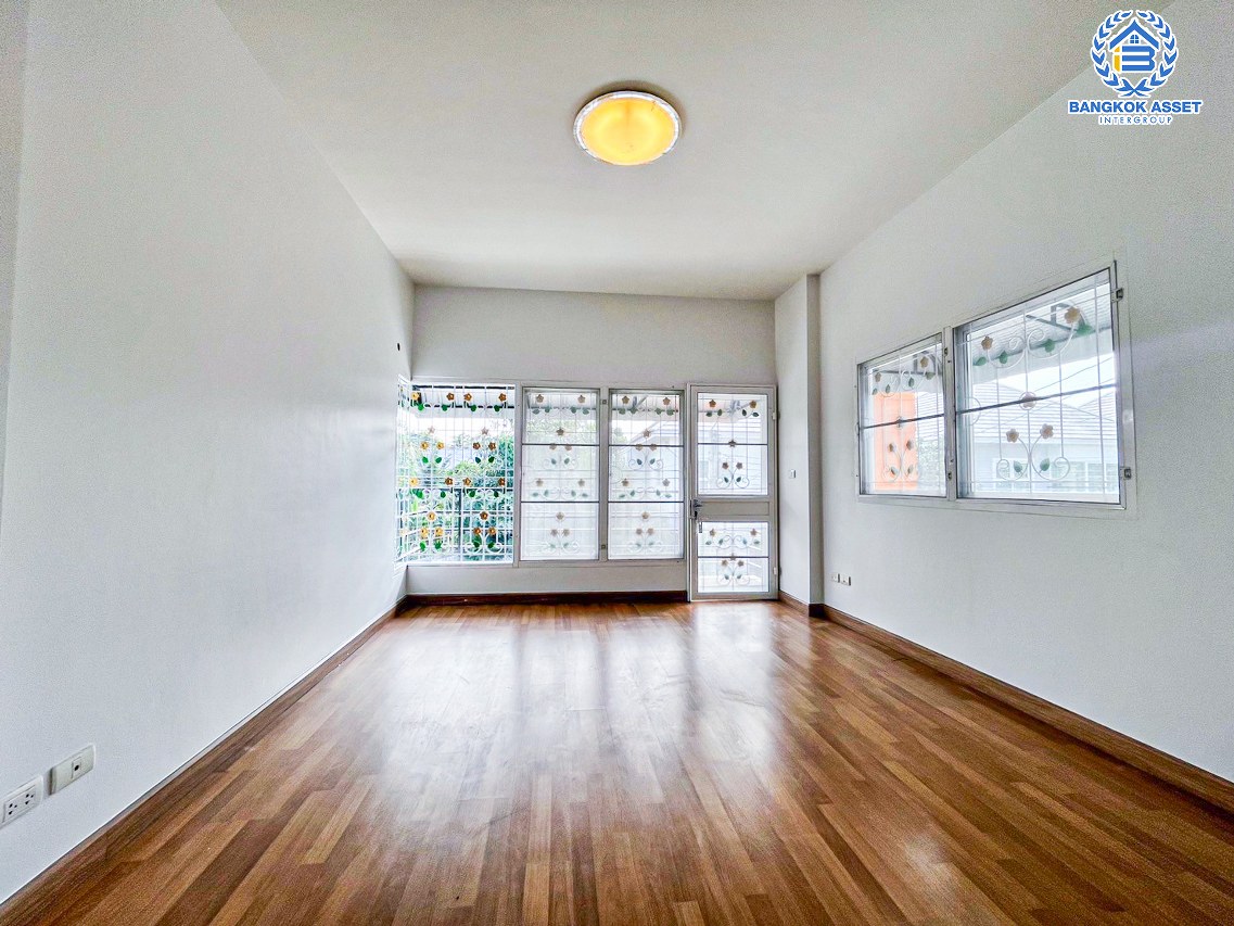 *****บ้านเดี่ยวมือสองนนทบุรี โครงการ รัชชา5 กาญจนาภิเษก หลังมุม! เนื้อที่กว้างขวางถึง 72.5 ตร.ว. ฟังก์ชัน 3 ห้องนอน 3 ห้องน้ำ 2 ที่จอดรถ บ้านสภาพสวย พร้อมเข้าอยู่ บนทำเลแห่งการเดินทาง เชื่อมต่อถนนกาญจนาภิเษก, ถนนรัตนาธิเบศร์, ถนนราชพฤกษ์ ใกล้รถไฟฟ้าสายสีม่วง "สถานีตลาดบางใหญ่"