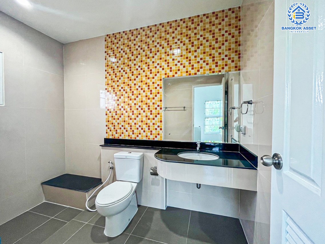 *****บ้านเดี่ยวมือสองนนทบุรี โครงการ รัชชา5 กาญจนาภิเษก หลังมุม! เนื้อที่กว้างขวางถึง 72.5 ตร.ว. ฟังก์ชัน 3 ห้องนอน 3 ห้องน้ำ 2 ที่จอดรถ บ้านสภาพสวย พร้อมเข้าอยู่ บนทำเลแห่งการเดินทาง เชื่อมต่อถนนกาญจนาภิเษก, ถนนรัตนาธิเบศร์, ถนนราชพฤกษ์ ใกล้รถไฟฟ้าสายสีม่วง "สถานีตลาดบางใหญ่"