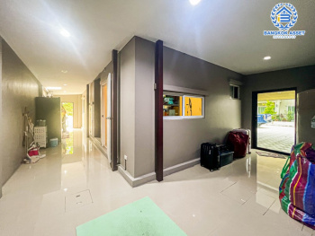 *****บ้านเดี่ยวมือสอง โครงการ เดอะแพลนท์ ปิ่นเกล้า-กาญจนาภิเษก หลังมุม เนื้อที่ 63.10 ตร.ว ฟังก์ชัน 3 ห้องนอน 3 ห้องน้ำ 2 ที่จอดรถ ภายในสภาพดี ตกแต่งต่อเติมให้ครบ พร้อมเข้าอยู่ ทำเลดีใกล้รถไฟฟ้าสีม่วง "สถานีตลาดบางใหญ่" และทางด่วน "ศรีรัช"