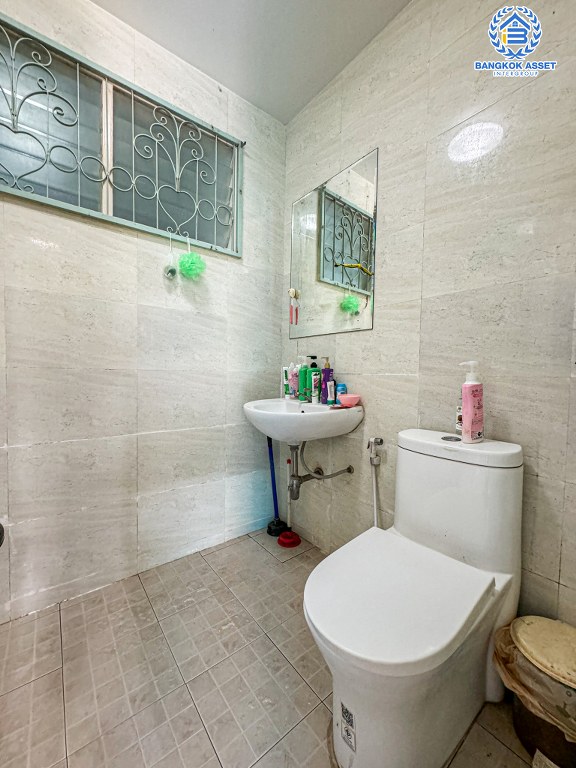 *****บ้านเดี่ยวมือสอง โครงการ ชัยพฤกษ์ วัดลาดปลาดุก จากแบรนด์ L&H เนื้อที่กว้าง 53 ตร.ว. ฟังก์ชัน 4 ห้องนอน 2 ห้องน้ำ 2 ที่จอดรถ บ้านสภาพสวยพร้อมเข้าอยู่ บนทำเลดี เชื่อมต่อถนนบ้านกล้วย-ไทรน้อย ถนนกาญจนาภิเษก ใกล้รถไฟฟ้าสายสีม่วง "สถานีคลองบางไผ่" และจุดขึ้นทางด่วน "ศรีรัช"