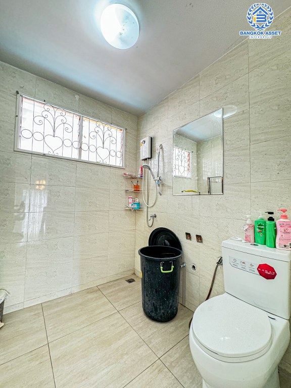 *****บ้านเดี่ยวมือสอง โครงการ ชัยพฤกษ์ วัดลาดปลาดุก จากแบรนด์ L&H เนื้อที่กว้าง 53 ตร.ว. ฟังก์ชัน 4 ห้องนอน 2 ห้องน้ำ 2 ที่จอดรถ บ้านสภาพสวยพร้อมเข้าอยู่ บนทำเลดี เชื่อมต่อถนนบ้านกล้วย-ไทรน้อย ถนนกาญจนาภิเษก ใกล้รถไฟฟ้าสายสีม่วง "สถานีคลองบางไผ่" และจุดขึ้นทางด่วน "ศรีรัช"