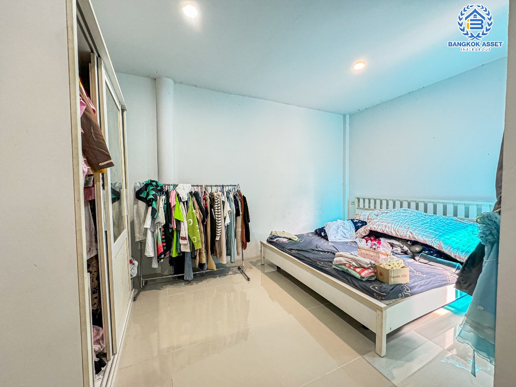 *****บ้านเดี่ยวมือสอง โครงการ ชัยพฤกษ์ วัดลาดปลาดุก จากแบรนด์ L&H เนื้อที่กว้าง 53 ตร.ว. ฟังก์ชัน 4 ห้องนอน 2 ห้องน้ำ 2 ที่จอดรถ บ้านสภาพสวยพร้อมเข้าอยู่ บนทำเลดี เชื่อมต่อถนนบ้านกล้วย-ไทรน้อย ถนนกาญจนาภิเษก ใกล้รถไฟฟ้าสายสีม่วง "สถานีคลองบางไผ่" และจุดขึ้นทางด่วน "ศรีรัช"