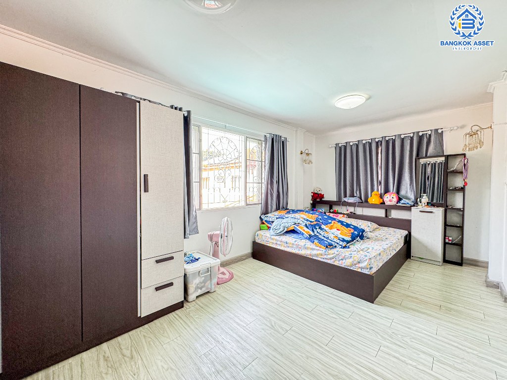 *****บ้านเดี่ยวมือสอง โครงการ ชัยพฤกษ์ วัดลาดปลาดุก จากแบรนด์ L&H เนื้อที่กว้าง 53 ตร.ว. ฟังก์ชัน 4 ห้องนอน 2 ห้องน้ำ 2 ที่จอดรถ บ้านสภาพสวยพร้อมเข้าอยู่ บนทำเลดี เชื่อมต่อถนนบ้านกล้วย-ไทรน้อย ถนนกาญจนาภิเษก ใกล้รถไฟฟ้าสายสีม่วง "สถานีคลองบางไผ่" และจุดขึ้นทางด่วน "ศรีรัช"