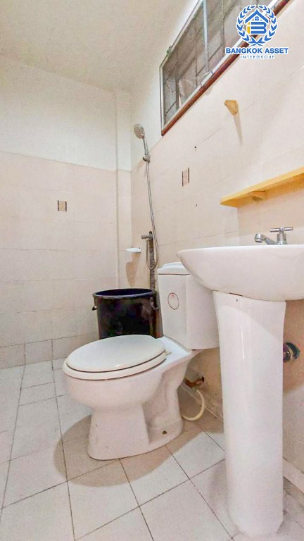 *****ทาวน์เฮ้าส์มือสอง โครงการ ริมน้ำ หลักหก หลังมุม เนื้อที่กว้าง 26 ตร.ว. ฟังก์ชัน 2 ห้องนอน 2 ห้องน้ำ 2 ที่จอดรถ บ้านสภาพดีเยี่ยม พร้อมเข้าอยู่ แถมฟรี! เครื่องปรับอากาศ โครงการบนทำเลดี เชื่อมต่อถนนสรงประภา ถนนวิภาวดีรังสิต ถนนศรีสมาน ใกล้รถไฟฟ้าสายสีแดงเข้ม "สถานีหลักหก"