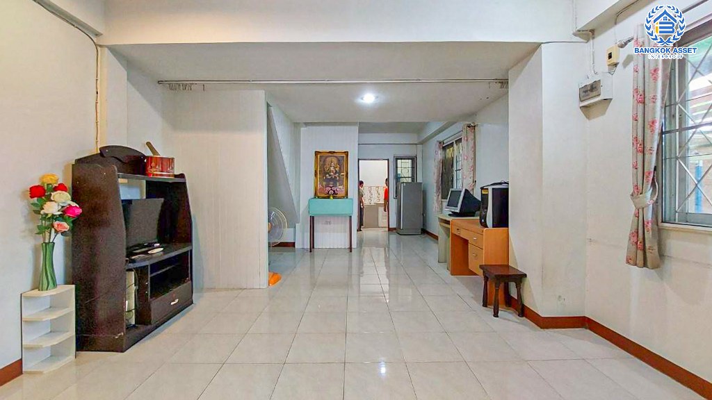 *****ทาวน์เฮ้าส์มือสอง โครงการ ริมน้ำ หลักหก หลังมุม เนื้อที่กว้าง 26 ตร.ว. ฟังก์ชัน 2 ห้องนอน 2 ห้องน้ำ 2 ที่จอดรถ บ้านสภาพดีเยี่ยม พร้อมเข้าอยู่ แถมฟรี! เครื่องปรับอากาศ โครงการบนทำเลดี เชื่อมต่อถนนสรงประภา ถนนวิภาวดีรังสิต ถนนศรีสมาน ใกล้รถไฟฟ้าสายสีแดงเข้ม "สถานีหลักหก"