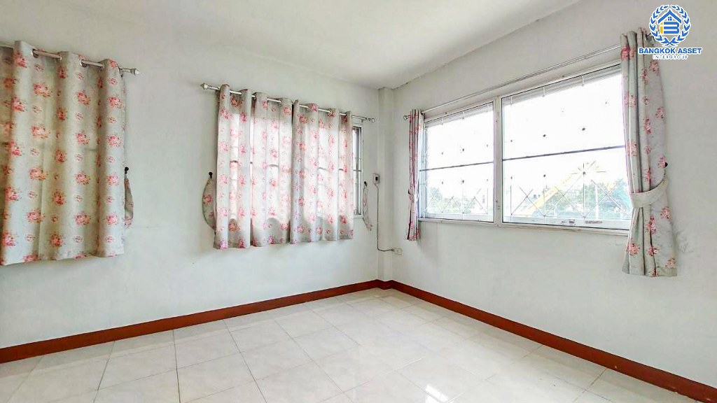 *****ทาวน์เฮ้าส์มือสอง โครงการ ริมน้ำ หลักหก หลังมุม เนื้อที่กว้าง 26 ตร.ว. ฟังก์ชัน 2 ห้องนอน 2 ห้องน้ำ 2 ที่จอดรถ บ้านสภาพดีเยี่ยม พร้อมเข้าอยู่ แถมฟรี! เครื่องปรับอากาศ โครงการบนทำเลดี เชื่อมต่อถนนสรงประภา ถนนวิภาวดีรังสิต ถนนศรีสมาน ใกล้รถไฟฟ้าสายสีแดงเข้ม "สถานีหลักหก"