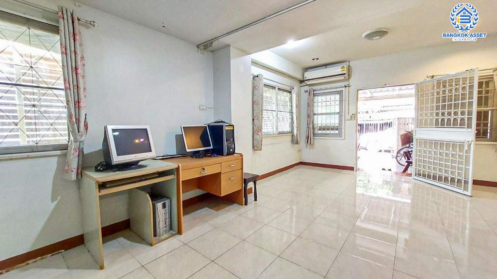 *****ทาวน์เฮ้าส์มือสอง โครงการ ริมน้ำ หลักหก หลังมุม เนื้อที่กว้าง 26 ตร.ว. ฟังก์ชัน 2 ห้องนอน 2 ห้องน้ำ 2 ที่จอดรถ บ้านสภาพดีเยี่ยม พร้อมเข้าอยู่ แถมฟรี! เครื่องปรับอากาศ โครงการบนทำเลดี เชื่อมต่อถนนสรงประภา ถนนวิภาวดีรังสิต ถนนศรีสมาน ใกล้รถไฟฟ้าสายสีแดงเข้ม "สถานีหลักหก"