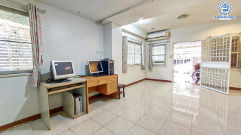 *****ทาวน์เฮ้าส์มือสอง โครงการ ริมน้ำ หลักหก หลังมุม เนื้อที่กว้าง 26 ตร.ว. ฟังก์ชัน 2 ห้องนอน 2 ห้องน้ำ 2 ที่จอดรถ บ้านสภาพดีเยี่ยม พร้อมเข้าอยู่ แถมฟรี! เครื่องปรับอากาศ โครงการบนทำเลดี เชื่อมต่อถนนสรงประภา ถนนวิภาวดีรังสิต ถนนศรีสมาน ใกล้รถไฟฟ้าสายสีแดงเข้ม "สถานีหลักหก"