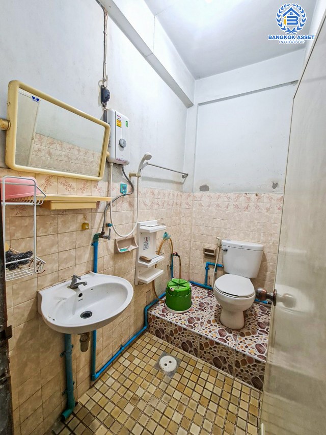 *****ทาวน์เฮ้าส์มือสองกรุงเทพมหานคร หมู่บ้าน ร่มโพธิ์ สุขุมวิท เนื้อที่ 16 ตร.ว. ฟังก์ชัน 2 ห้องนอน 1 ห้องน้ำ 1 ที่จอดรถ แถมฟรี! 2 เครื่องปรับอากาศ 1 เครื่องทำน้ำอุ่น บนทำเลเดินทางสะดวก เชื่อมต่อถนนสุขุมวิท, ถนนอุดมสุข ใกล้รถไฟฟ้าสายสีเขียว "สถานีบางนา" เพียง 6 นาทีเท่านั้น จองเลย!