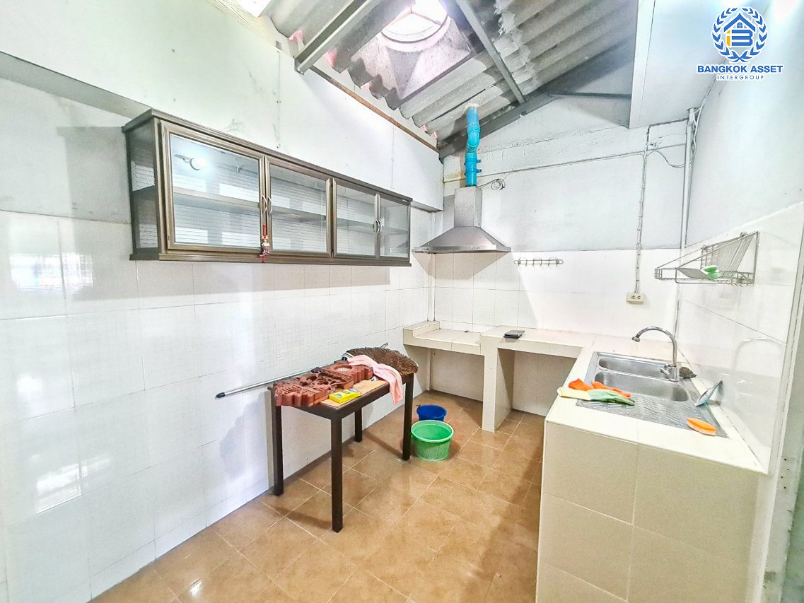 *****ทาวน์เฮ้าส์มือสองกรุงเทพมหานคร หมู่บ้าน ร่มโพธิ์ สุขุมวิท เนื้อที่ 16 ตร.ว. ฟังก์ชัน 2 ห้องนอน 1 ห้องน้ำ 1 ที่จอดรถ แถมฟรี! 2 เครื่องปรับอากาศ 1 เครื่องทำน้ำอุ่น บนทำเลเดินทางสะดวก เชื่อมต่อถนนสุขุมวิท, ถนนอุดมสุข ใกล้รถไฟฟ้าสายสีเขียว "สถานีบางนา" เพียง 6 นาทีเท่านั้น จองเลย!