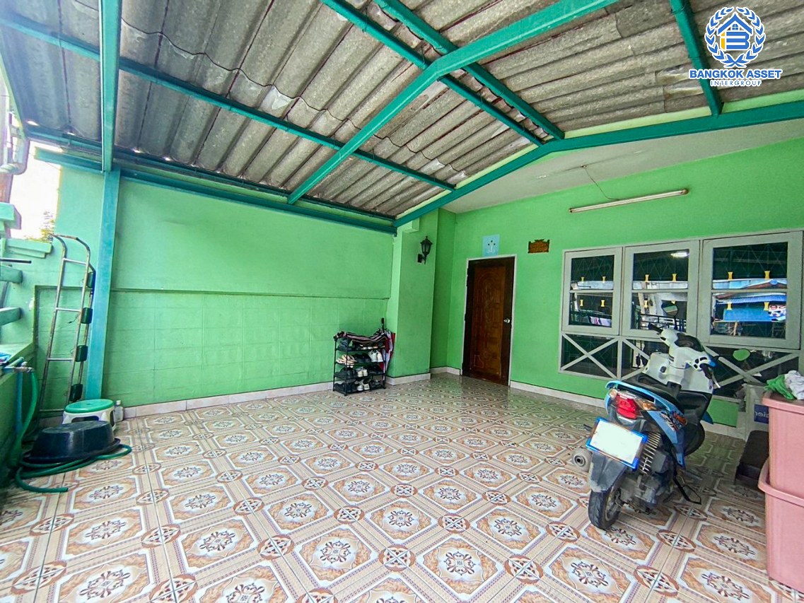 *****ทาวน์เฮ้าส์มือสองนนทบุรี หมู่บ้าน ร่มโพธิ์ บางกรวย-ไทรน้อย เนื้อที่กว้าง 20 ตร.ว. ฟังก์ชัน 2 ห้องนอน 2 ห้องน้ำ 1 ที่จอดรถ บ้านสภาพดี บนทำเลแห่งการเดินทาง เชื่อมต่อถนนบางกรวย-ไทรน้อย, ถนนรัตนาธิเบศร์ ใกล้รถไฟฟ้าสายสีม่วง "สถานีบางพลู" และจุดขึ้นทางด่วน "งามวงศ์วาน"