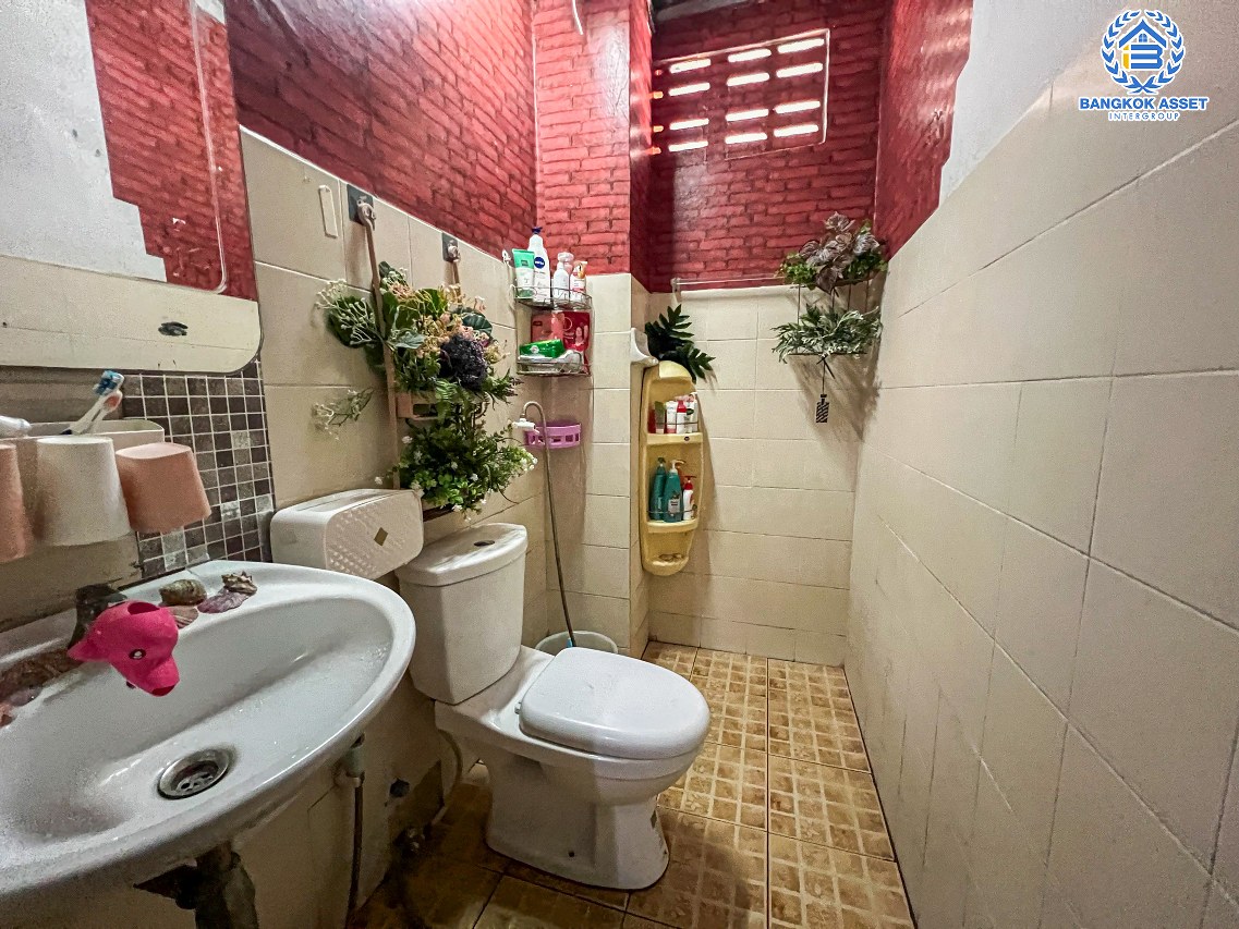 *****ทาวน์โฮมมือสองปทุมธานี หมู่บ้าน รินทร์ทอง ลำลูกกา เนื้อที่ 19 ตร.ว. ฟังก์ชัน 4 ห้องนอน 3 ห้องน้ำ 1 ที่จอดรถ บนทำเลเดินทางเข้า-ออกเมืองสะดวก เชื่อมต่อถนนลำลูกกา, ถนนพหลโยธิน ใกล้รถไฟฟ้าสายสีเขียว "สถานีคูคต" เพียง 15 นาทีเท่านั้น ในราคาสุดคุ้ม!