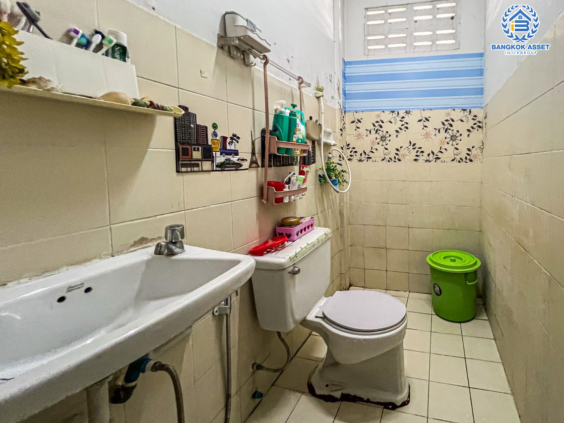 *****ทาวน์โฮมมือสองปทุมธานี หมู่บ้าน รินทร์ทอง ลำลูกกา เนื้อที่ 19 ตร.ว. ฟังก์ชัน 4 ห้องนอน 3 ห้องน้ำ 1 ที่จอดรถ บนทำเลเดินทางเข้า-ออกเมืองสะดวก เชื่อมต่อถนนลำลูกกา, ถนนพหลโยธิน ใกล้รถไฟฟ้าสายสีเขียว "สถานีคูคต" เพียง 15 นาทีเท่านั้น ในราคาสุดคุ้ม!