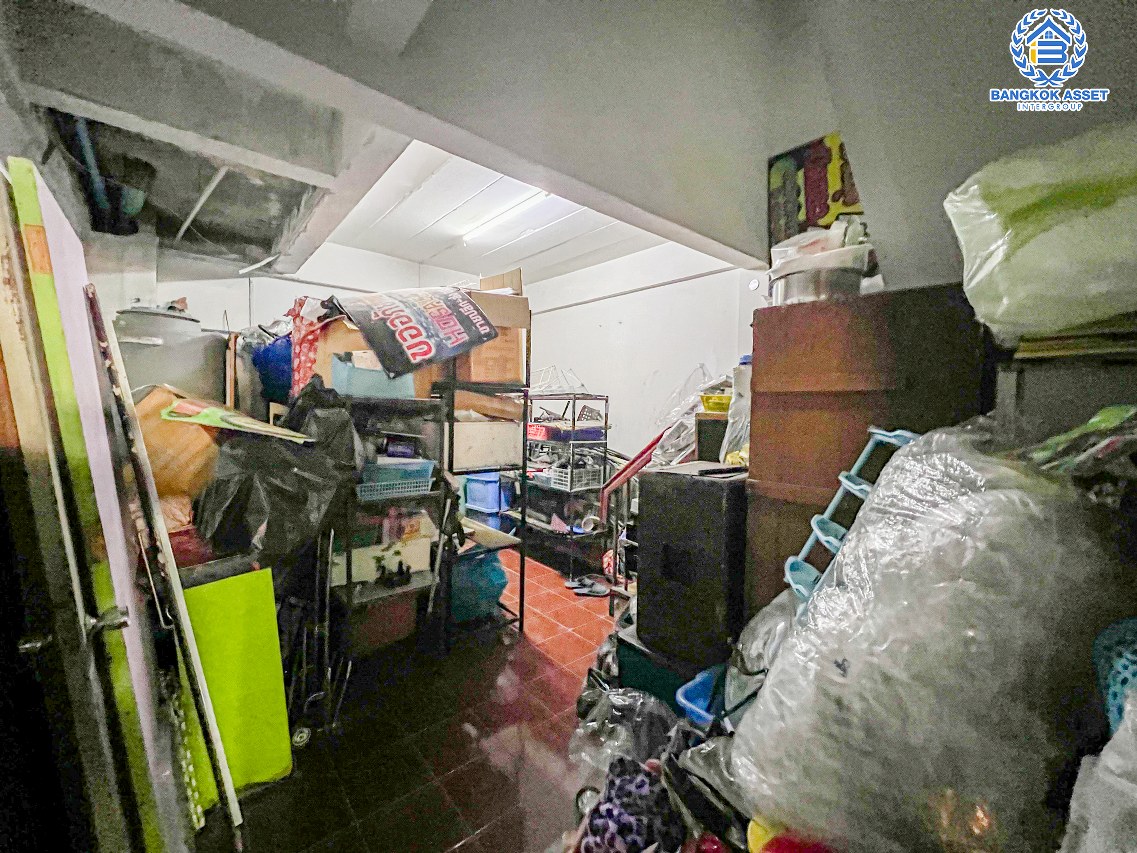 *****ทาวน์โฮมมือสองปทุมธานี หมู่บ้าน รินทร์ทอง ลำลูกกา เนื้อที่ 19 ตร.ว. ฟังก์ชัน 4 ห้องนอน 3 ห้องน้ำ 1 ที่จอดรถ บนทำเลเดินทางเข้า-ออกเมืองสะดวก เชื่อมต่อถนนลำลูกกา, ถนนพหลโยธิน ใกล้รถไฟฟ้าสายสีเขียว "สถานีคูคต" เพียง 15 นาทีเท่านั้น ในราคาสุดคุ้ม!