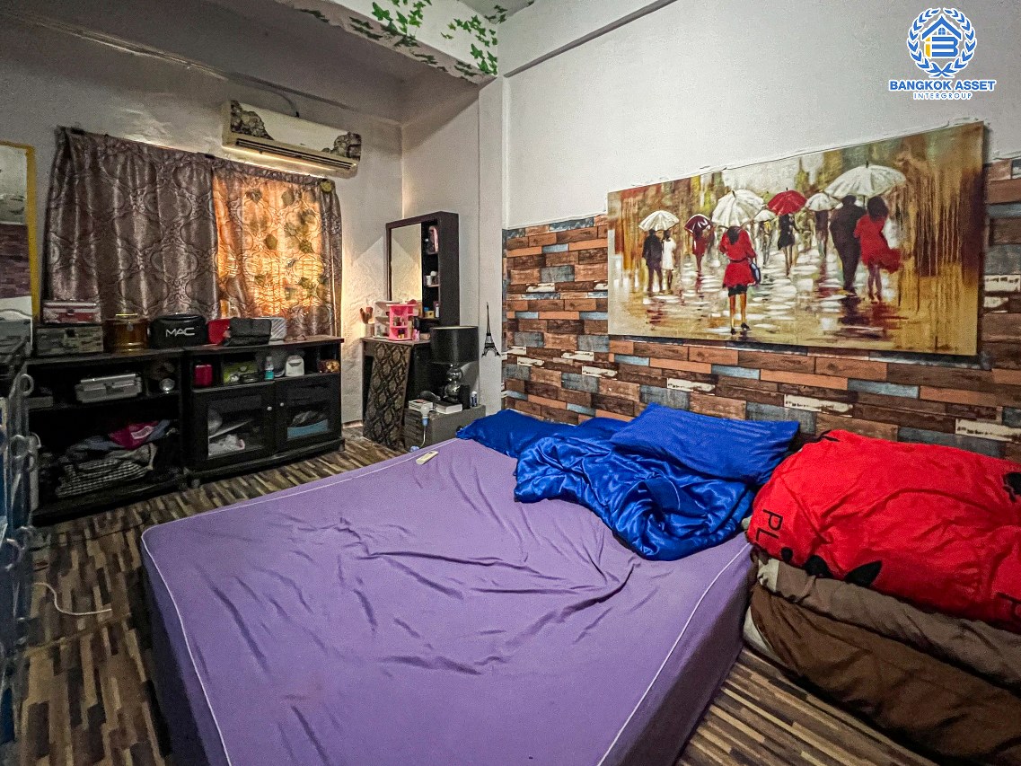 *****ทาวน์โฮมมือสองปทุมธานี หมู่บ้าน รินทร์ทอง ลำลูกกา เนื้อที่ 19 ตร.ว. ฟังก์ชัน 4 ห้องนอน 3 ห้องน้ำ 1 ที่จอดรถ บนทำเลเดินทางเข้า-ออกเมืองสะดวก เชื่อมต่อถนนลำลูกกา, ถนนพหลโยธิน ใกล้รถไฟฟ้าสายสีเขียว "สถานีคูคต" เพียง 15 นาทีเท่านั้น ในราคาสุดคุ้ม!