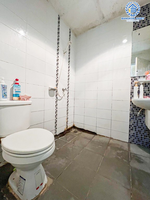 *****ทาวน์เฮ้าส์มือสอง โครงการ พฤกษาวิลล์63/1 นครอินทร์ เนื้อที่กว้าง 17.50 ตร.ว. ฟังก์ชัน 3 ห้องนอน 2 ห้องน้ำ 1 ที่จอดรถ บ้านสภาพดีเยี่ยม บนทำเลเดินทางสะดวกสบาย เชื่อมต่อถนนนครอินทร์ ถนนพิบูลสงคราม ถนนบางกรวย-ไทรน้อย ใกล้รถไฟฟ้าสายสีม่วง "สถานีแยกติวานนท์"