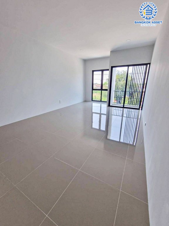 *****ทาวน์โฮม 3 ชั้นมือสอง โครงการ ธนานนท์แลนด์ ราชพฤกษ์ เนื้อที่ 16 ตร.ว. ฟังก์ชัน 2 ห้องนอน 3 ห้องน้ำ 1 ที่จอดรถ ภายในเหมือนใหม่ บนทำเลดีเหมาะกับการเปิดกิจการ เชื่อมต่อถนนราชพฤกษ์ ถนนติวานนท์ ถนนรัตนาธิเบศร์ ใกล้รถไฟฟ้าสายสีม่วง "สถานีบางรักน้อยท่าอิฐ" และจุดขึ้นทางด่วน "ศรีรัช"