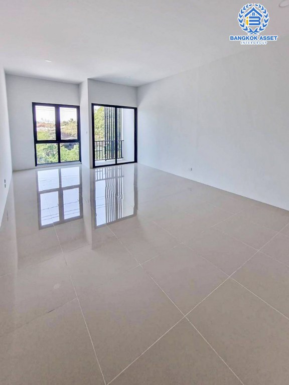 *****ทาวน์โฮม 3 ชั้นมือสอง โครงการ ธนานนท์แลนด์ ราชพฤกษ์ เนื้อที่ 16 ตร.ว. ฟังก์ชัน 2 ห้องนอน 3 ห้องน้ำ 1 ที่จอดรถ ภายในเหมือนใหม่ บนทำเลดีเหมาะกับการเปิดกิจการ เชื่อมต่อถนนราชพฤกษ์ ถนนติวานนท์ ถนนรัตนาธิเบศร์ ใกล้รถไฟฟ้าสายสีม่วง "สถานีบางรักน้อยท่าอิฐ" และจุดขึ้นทางด่วน "ศรีรัช"