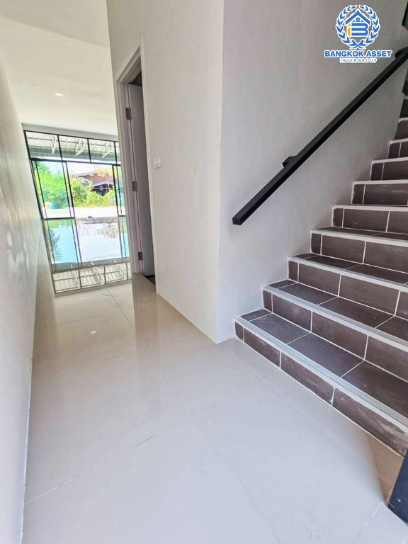 *****ทาวน์โฮม 3 ชั้นมือสอง โครงการ ธนานนท์แลนด์ ราชพฤกษ์ เนื้อที่ 16 ตร.ว. ฟังก์ชัน 2 ห้องนอน 3 ห้องน้ำ 1 ที่จอดรถ ภายในเหมือนใหม่ บนทำเลดีเหมาะกับการเปิดกิจการ เชื่อมต่อถนนราชพฤกษ์ ถนนติวานนท์ ถนนรัตนาธิเบศร์ ใกล้รถไฟฟ้าสายสีม่วง "สถานีบางรักน้อยท่าอิฐ" และจุดขึ้นทางด่วน "ศรีรัช"